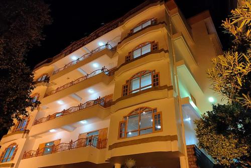 Goroomgo Kalra Regency - Best Hotel Near Mall Road with Parking Facilities - Luxury Room Mountain View