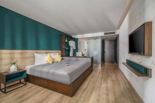 Deluxe Double Room with Balcony image 10