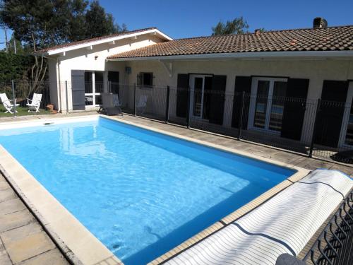 Maison spacieuse avec piscine sur le Bassin d'Arcachon - Location saisonnière - Lanton