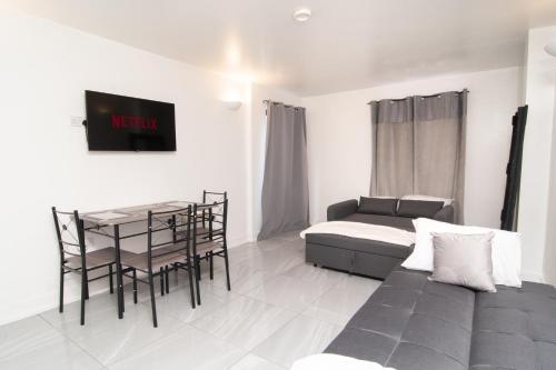 2 bed 2 bath city centre sleep 7, Liverpool