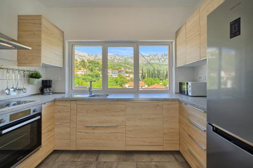 RELAX apartment Split area with private jacuzzi on terrace with mountain view in Zrnovnica