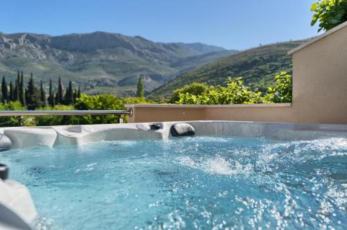 RELAX apartment Split area with private jacuzzi on terrace with mountain view - Apartment - Srinjine