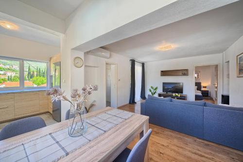 RELAX apartment Split area with private jacuzzi on terrace with mountain view in Zrnovnica