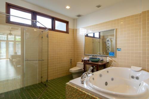 room detail thumbnail 2