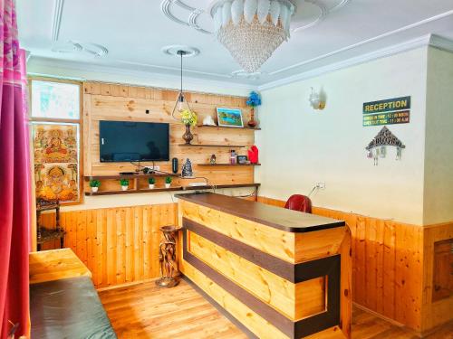 Előcsarnok, The Hidden cottage in Majach