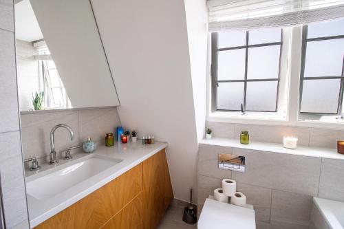 Luxurious 1-Bedroom Penthouse in Marble Arch 71, Londres (foto 8)