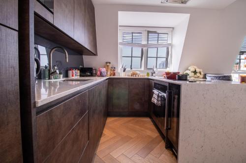 Luxurious 1-Bedroom Penthouse in Marble Arch 71 - image 3