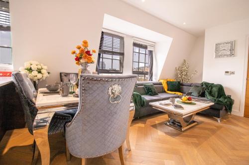 Luxurious 1-Bedroom Penthouse in Marble Arch 71 - image 7