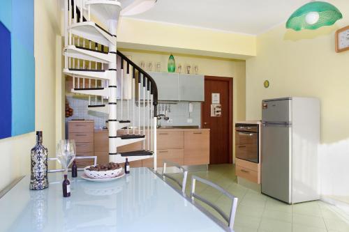 кухня, Adriana Casa Vacanze Holiday Tours In Sicily in Ачіреалє