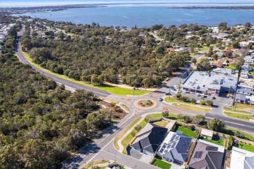 Spacious Seaside Escape in Picturesque Dawesville