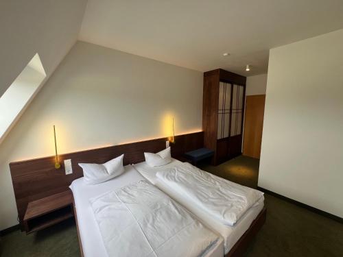 1 queen bed, 1 twin bed