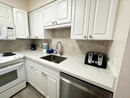 Brand New Condo with excellent reviews - image 3
