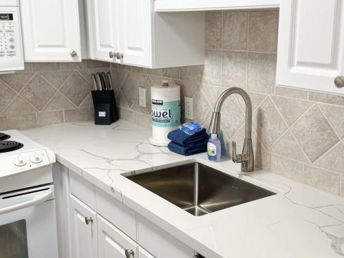 Brand New Condo with excellent reviews - image 5