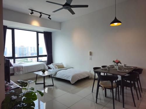 Vibrant Greenfield Home - 5 mins to Sunway Pyramid - image 11