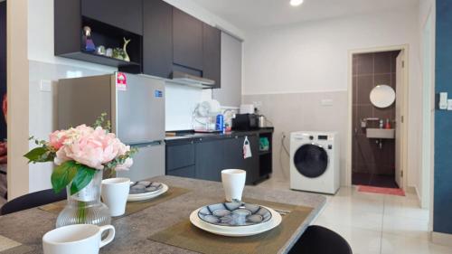 Vibrant Greenfield Home - 5 mins to Sunway Pyramid - image 13
