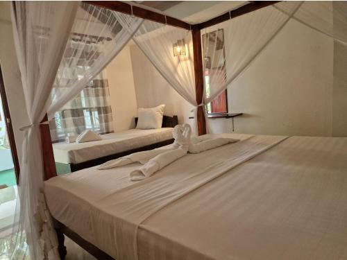 1 queen bed, 1 twin bed
