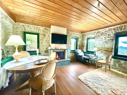 Waterfall Kataraktis Vatatsi in Agnanta