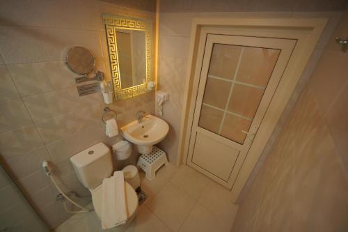 Deluxe King Room image 10
