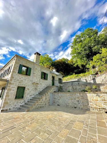 Waterfall Kataraktis Vatatsi in Agnanta