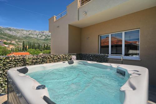 Relax apartment Split area with jacuzzi and mountain view