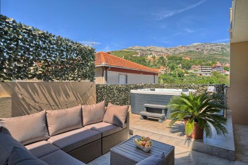 Relax apartment Split area with jacuzzi and mountain view