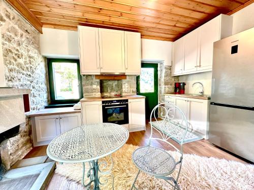 Waterfall Kataraktis Vatatsi in Agnanta