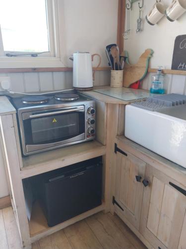 Kitchen, Meadowbeck - Shepherd Huts in Flask