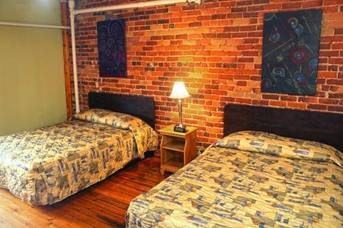Budget Room with Two Double Beds and Shared Bathroom image 2