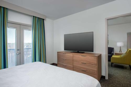 1 king bed, 1 sofa bed