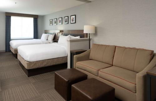 2 queen beds, 1 sofa bed