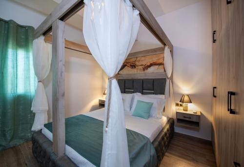 1 queen bed, 1 sofa bed