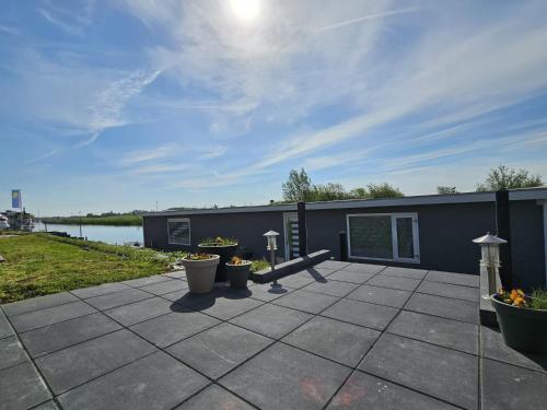  Luxe woonboot in de natuur aan doorgaand vaarwater in Leeuwarden