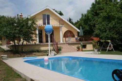 Ein Ferienhaus mit Pool, einem Garten und Seeblick