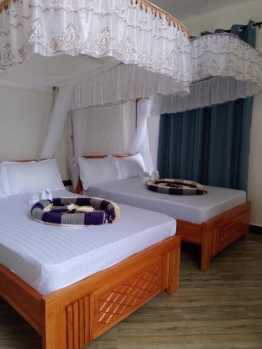 2 twin beds