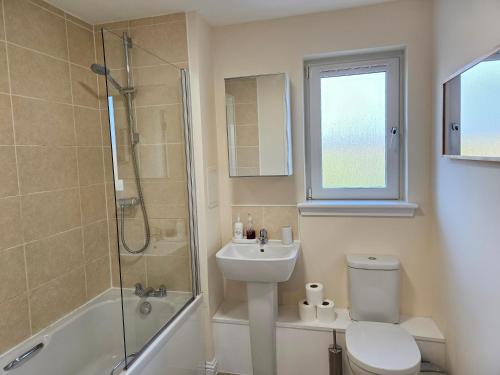 2 Bed Apt 4 beds with Parking - image 5