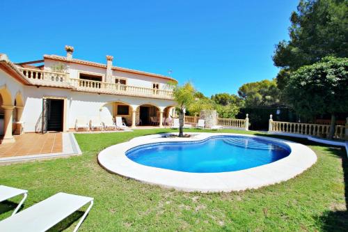 Bahia - spacious family villa with private pool in Moraira - image 3