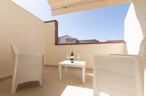 King Room with Balcony image 1