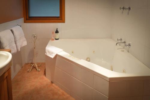 حمام, Ghost Hill Road Retreat in بيلبين