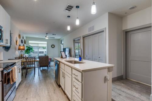 Trendy Condo on Riverwalk Free Parking Pet Friendly Centrally Located on the Riverwalk in San Antonio, USA