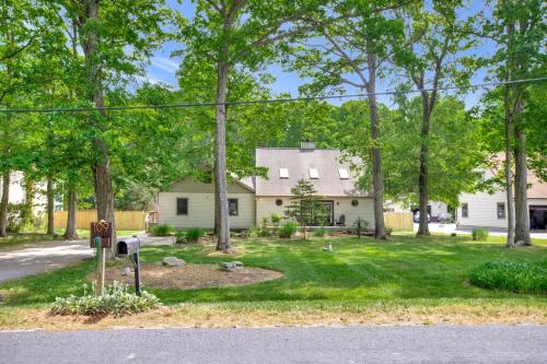 Caribbean Themed Pool Home - 25 min to USNA in Stevensville, USA
