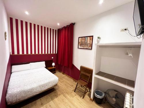 Hostal La Casa de La Plaza Room Type - Double Room with Shared Bathroom
