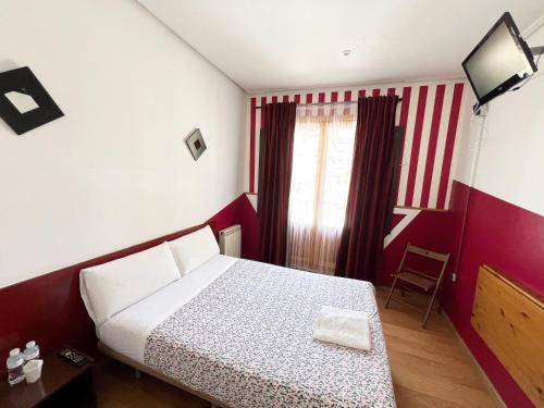 Hostal La Casa de La Plaza - image 2