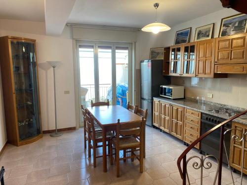 virtuve, LA FINESTRA SUL MARE in Ali Terme