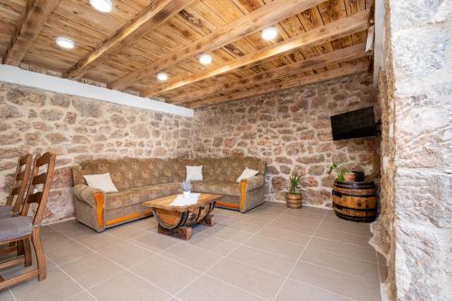 Didovi dvori in 瑟里尼