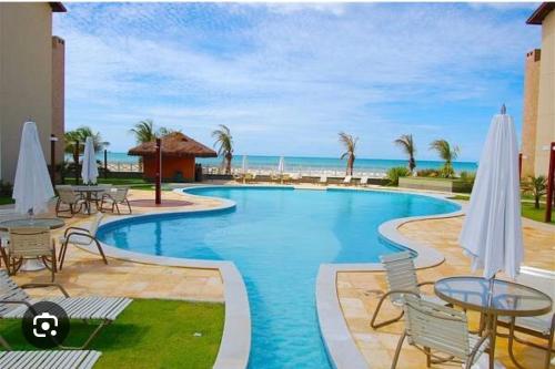 Apartamento Vista total do Mar uma cobertura a 400m do Beach Park no Porto das Dunas Aquiraz Condomínio Terramaris Piscina ampla Parque infantil Sauna Estacionamento privado