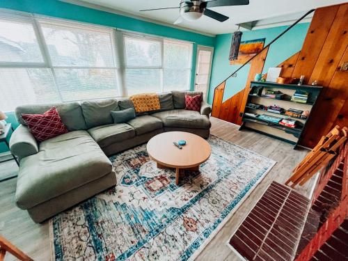 Sweet Sunny Summit House in Greensboro, USA
