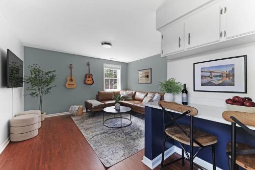 Blue Bungalow - 2 Bedroom and Mins to Broadway in Nashville, USA