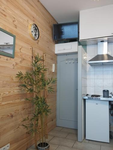 CHAMBRETTE boulevard des Pyrénées Hypercentre 10m carré WC sur le palier, porte40 (CHAMBRETTE boulevard des Pyrenees Hypercentre 10m carre WC sur le palier, porte40) in 波城市中心