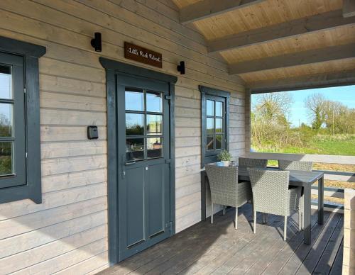 LITTLE ROCK RETREAT Log Cabin with Hot Tub in Tyrrellspass