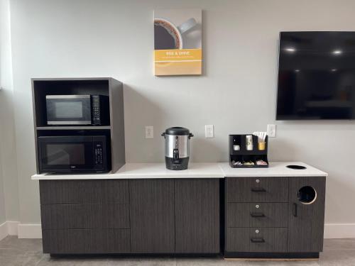 Days Inn by Wyndham Arlington Six Flags/AT&T Stadium - image 13